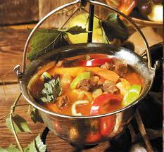 Kessel Gulasch Zutaten 800 G Rindfleisch 80 G Fett Paprika 2 Zwiebeln 1 Zehe Knoblauch 1000 G Kartoffeln 80 G Mehl 1 Gulasch Rezepte Schmortopf Rezepte