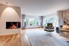 Helle und geraumige luxuriose wohnzimmer mit kamin grosses sofa. Kamin Embert Innenarchitektur