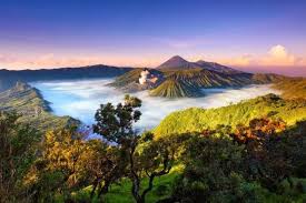 Bentuk tubuh gunung bromo bertautan antara lembah dan ngarai dengan kaldera atau lautan pasir seluas sekitar 10 kilometer persegi. Wisata Gunung Bromo Jawa Timur Yang Indah Tiada Duanya