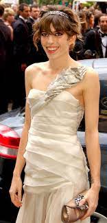 Le jeune homme qui a fait de lou doillon une maman à seulement 20 ans possède exactement le même menton, le même sourire et les mêmes yeux. Lou Doillon Wikipedia