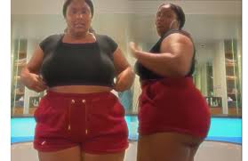For her first outfit, lizzo walked the red carpet in a seafoam green dress from balmain. Lizzo Gains 40 Lbs During Quarantine Celebrates Gain By Twerking Mto News