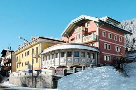 Si tratta della tipologia di alloggio vacanze prevalente in questa destinazione. Appartamenti Vacanze A Pozza Di Fassa Da 20 Hundredrooms