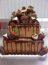 Gateau A Etages Au Chocolat Et Fraises Gateau A Etage Chocolat Gateau A Etage Decoration Gateau Chocolat
