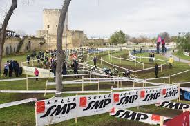Amiche e amici appassionati di ciclismo, buongiorno e benvenuti alla diretta testuale interattiva integrale della prova in linea uomini élite campionati italiani 2021. Campionati Italiani Ciclocross Lecce 2021 Le Classifiche Di Esordienti E Allievi Pianeta Mountain Bike