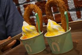 Kali ni, jom layan cara che nom buat churros….yang bersalut cinnamon sugar…rangup sangat, dicicah bersama sos coklat yang pekat sedap. Outlet Ketiga Street Churros Di Berjaya Times Square Sallysamsaiman Com