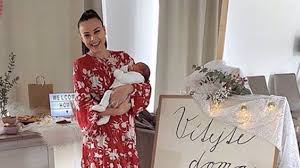Za porotcovský stôl si sadne „stálica superstar paľo habera, hudobník marián čekovský, moderátor leoš mareš, speváčka monika bagárová a česká herečka patricie pagáčová (rod. Porotkyne Superstar 2020 Monika Bagarova Je Zpet Z Porodnice Doma Na Ni Cekal Uvitaci Vybor Extra Cz