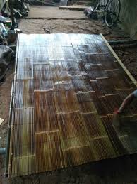 Amplas bagian luar bambu agar menjadi halus. Proses Pernis Kerai Krey Tirai Bambu Hitam Call 0822 6195 3133