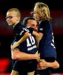 Welcome to the official fan club facebook page of zlatan ibrahimović. Video Watch The Emotional Scenes As Zlatan Ibrahimovic Bows Out Of Psg In True Zlatan Ibrahimovic Style Independent I Zlatan Ibrahimovic Emotional Scene Psg