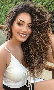 Lange Lockige Frisuren Trendige Frisuren Und Farben 2019 Seitenteil Lang Farben Fri Lockige Frisuren Frisuren Fur Lockiges Haar Lockige Haare Farben