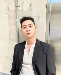 His breakout roles came in 2015 with the dramas kill me, heal me, she was pretty (2015), hwarang: Park Seo Joon Says Goodbye To Itaewon Class Chestnut Hairstyle And Reveals New Pineapple Style