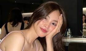 Tiểu Vy trình diễn áo dài thổ cẩm