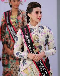 Dewi remaja (miss teen malaysia) is a beauty contest organized by the remaja magazine (youth magazine) owned by the karangkraf group. Selain Hanee Faz Ernisha Rupanya Ada Dewi Keempat Dalam Video Kelab Malam Kisah Dunia