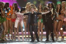 He has naturally dark brown hair and dark brown color eyes. Bruno Mars At The Vs Fashion Show 2012 Vs Fashion Shows Miranda Kerr Justin Bieber