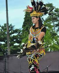 Persembahan Tari Dari Dayak Kenyah Lepoq Kulit Perfomance Di Panggung 2 Erau Ifaf 2017 Setelah Melaksanakan Ritual Adat Di Sungai Kostum Tari Penari Wanita