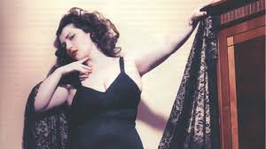 Τη δίαιτα του λιναρόσπορου, μια άλλη που. H Tolmhrh Katerina Zarifh Fwtografizetai Mono Me Ta Eswroyxa