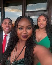 Lindsey Stinson's Instagram, Twitter & Facebook