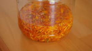 Calendula officinalis ist ein homöopathisches heilmittel aus dem pflanzenreich. Calendula Tinktur Fur Die Hausapotheke Hilfe Bei Hautentzundungen