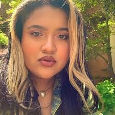 Melissa Classen's Instagram, Twitter & Facebook