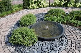 Brunnen Im Gestalteten Design Garten Mit Naturstein Brunnen Garten Springbrunnen Garten Natursteine Garten