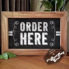 Pasti sobat pernah melihat desain poster maupun baliho yang menggunakan tulisan seperti kapur, nah font kapur digital inilah yang merekan gunakan. Jual Poster Chalkboard Kapur Pajangan Kayu Pajangan Cafe Di Lapak The Best Day Ever Bukalapak