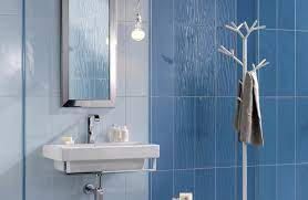 Faïence mur blanc et bleu , decor haussmann carreau ciment. Comment Adopter Le Carrelage Bleu Dans La Salle De Bain Espace Aubade