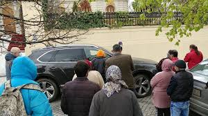 Se pare că sub impresionanta vilă din centrul bucureştiului există un tunel secret, care este poleit şi el cu un farmec deosebit. Stirileprotv Sport Ro Exclusiv Palatul Lui Gigi Becali Luat Cu Asalt Inainte De PaÈ™ti Cum A ReacÈ›ionat Patronul Fcsb Ului Cand A IeÈ™it Din Curte La Volanul Bolidului SÄƒu Https Bit Ly 3n6iffn