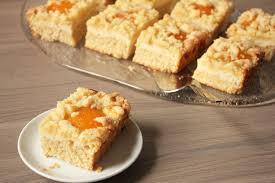 Dieser kuchen ist einer der klassiker. Rezept Aprikosen Quark Kuchen Mit Streuseln