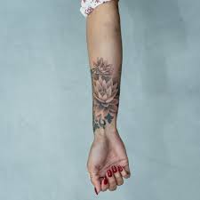 Tatoveringerne på benene bliver meget berømte og populære, fordi her er nogle billeder, der inspirerer dig til din sommerfugl tatovering på foden, uanset om det er sommerfugle elsker at blive hængende blandt blomsterne. Tatoveringer Komplet Guide Iron Ink Tattoo Studios