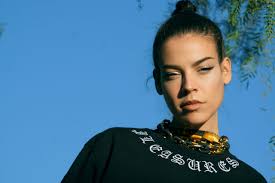 Eva Shaw's Instagram, Twitter & Facebook