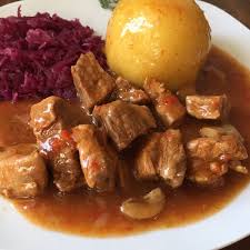Gulasch Mit Kartoffelklossen Und Rotkohl Kinder Kommt Essen Rezept Rezepte Mit Rotkohl Essen Gulasch Rezept Einfach