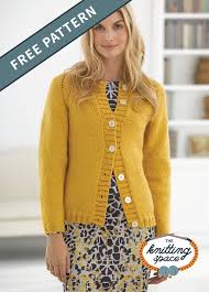 This quick & easy free knitting pattern & video tutorial will teach you how to knit a cardigan, even if you are a beginner knitter! Pretty Knitted Raglan Cardigan Free Knitting Pattern