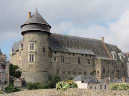 Laval means the valley in old french and is the name of: File Chateau De Laval 44 Jpg Wikipedia