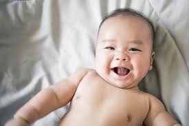Bayi mengalami pertumbuhan dari waktu kewaktu dan sewaktu usia mereka mencapai perkembangan bayi 2 bulan, perkembangan sudah mulai tampak seperti pergerakan kepala lebih bervariatif, pergerakan tubuh lebih kuat dan dapat bertahan lama. 9 Ciri Ciri Bayi Sehat 6 Bulan Pertama