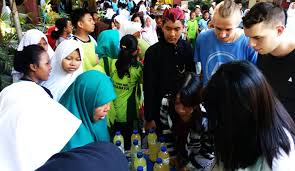 Badan perencanaan kota surabaya (bappeko) sudah merencanakan pembangunan toilet ala hotel itu untuk semua sekolah negeri. Smpn 41 Surabaya Diserbu 11 Pemuda Asing Dari 8 Negara Tunas Hijau Id