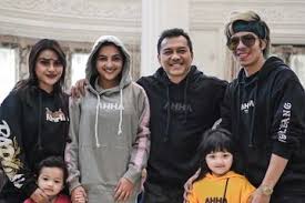 Aurel hermansyah dan atta halilintar telah resmi menjadi sepasang suami istri, bunda. Nah Lo Baru Ketauan Atta Halilintar Ternyata Terjegal Perjanjian Keluarga Ini Kalau Mau Nikahi Aurel Kalau Anak Anak Nikah Semua Halaman Grid Fame