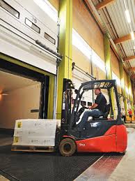 Forklifts are often driven onto trucks, trailers, or railroad cars over a dock board (also • do the dimensions and weight of the load fall within the capacity rating of the forklift at the highest. Dock Levellers With Hinged Lip Or Telescopic Lip Hormann Kr