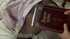 Sacerdote se folla a feligresa de su iglesia despues de misa