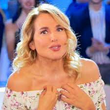 Non si spiega altrimenti come la conduttrice riesca a concentrare una tale mole di impegni ogni giorno, tutti i giorni. Domenica Live Anticipazioni 15 Dicembre Gli Ospiti Di Barbara D Urso Lanostratv