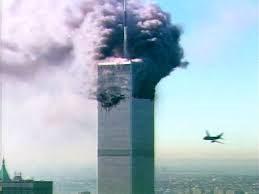 Ces images, prises depuis un hélicoptère de la police de new york, montrent les tours jumelles du world trade center en feu et l'épais nuage de poussière qui. Le Temps Des Archives Depuis Le 11 Septembre 2001 Le Recit Du Terrorisme Mucem