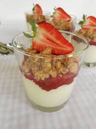 Unite il mascarpone e continuate a lavorare. Crema Di Mascarpone E Yogurt Con Composta Di Fragole E Crumble Facciamo Che Ero La Cuoca