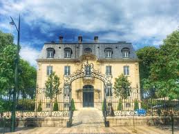 Passeggiare Per Epernay E Per Un Sommelier Come Per Un Bambino Trovarsi A Eurodisney Tutto E Meraviglia E Stupore Soprattutto Pe House Styles Mansions Travel