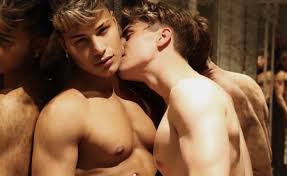 Denis Dosio nudo insieme ad altri 7 ragazzi nudi - BitchyX