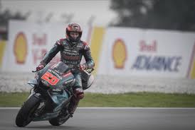 Fabio quartararo en début de course en tête de la meute, avant que ses problèmes physiques ne l'obligent à ralentir l'allure. Fabio Quartararo 1080p Wallpaper Motogp