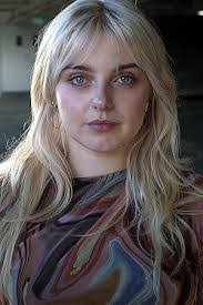 Lara Way's Instagram, Twitter & Facebook