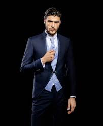 Découvrez notre tenue de mariage ! Location D Un Smoking Cintre Pour Homme Pres De Salon De Provence I Gilles