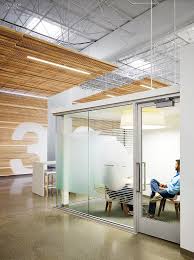 Perkins Will Transformed A 40 000 Square Foot Building Constructed Warehouse Style Into A Branded Mit Bildern Interior Design Magazine Produktdesign Buroraumgestaltung