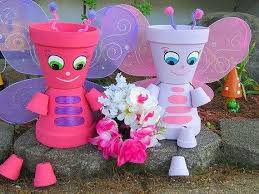 En effet les pots en terre cuite sont poreux et laissent donc circuler l'eau et l'air quand ils ne sont ni émaillés ni vernissés ce qui permet aux racines de plus légers que les pots en terre cuite, ils sont aussi moins onéreux. Papillon Fleur Pot Statue Gens De Pot De Fleur Argile Pot Personnes Jardinieres Decoration De Jardin Cour Art De Clay Pot Crafts Clay Flower Pots Clay Pots