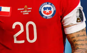Por qué los jugadores de chile taparon el logo de nike de sus camisetas. El Motivo Por El Que La Seleccion Chilena Esta Jugando Sin El Logo De La Marca En La Camiseta