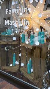 Voir plus d'idées sur le thème salon de coiffure, salon, coiffure. Vitrine Avec Des Caisses En Bois Vintage Salon De Coiffure Visagiste Lartdelacaisse Fr Petit Salon De Coiffure Vitrine Salon Deco Vitrine Noel