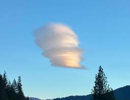 Lenticular clouds around Mount Shasta ...